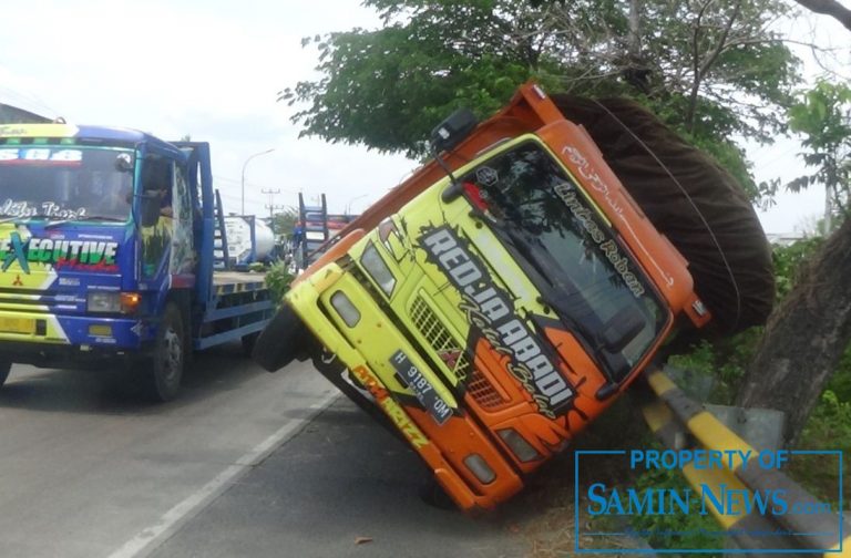 Dipacu Kecepatan Tinggi, Truk Ini Kelelahan dan Memilih ”Bersandar”