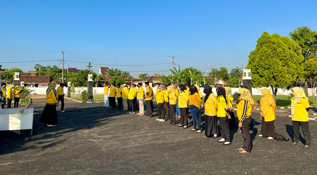 Kader dan pengurus DPD Partai Golkar Kabupaten Pati ziarah ke makam pahlawan di Desa Puri, Kecamatan Pati