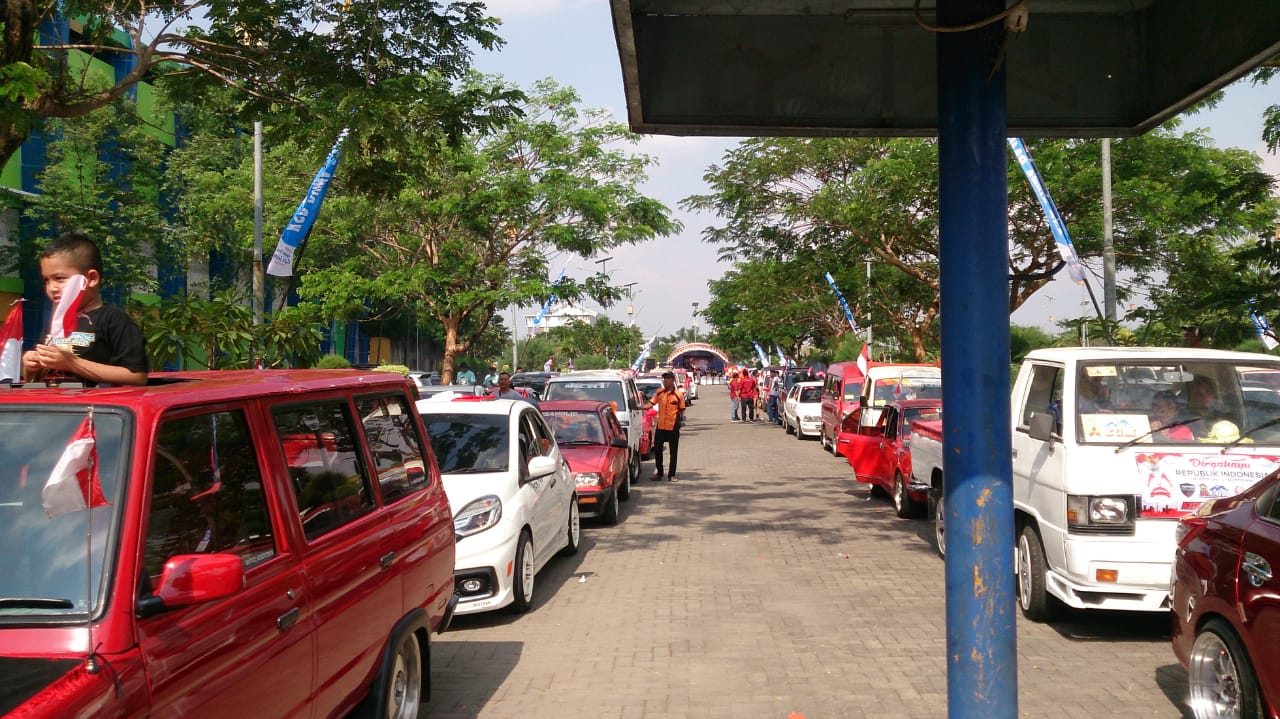 Tampak ratusan mobil berjejer meriahkan Hari Kemerdekaan Republik Indonesia di Balai Jagong Kudus, (Foto : Adam Naufaldo)