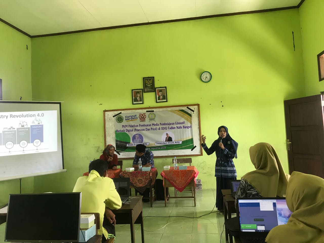 Penyampaian materi perkembangan teknologi oleh Wulan Sutriyani, M.Pd