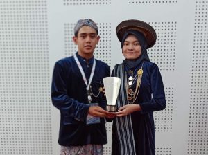 Doc: Keduanya saat memegang piala BRIN Award