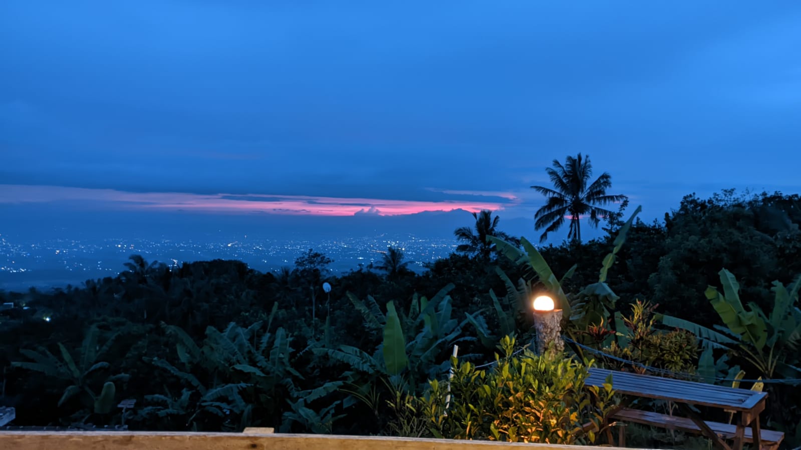 Kondisi sunset dari Kedai Watu Obonk yang dapat dinikmati sembari meminum kopi