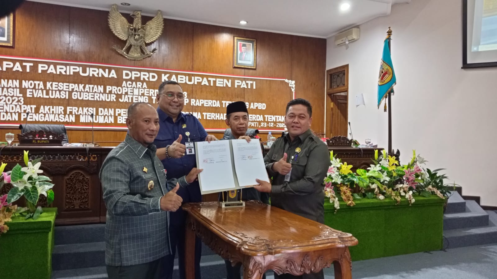 Foto bersama pimpinan DPRD dengan Pj Bupati Pati usai menandatangani nota kesepakatan pada Rapat Paripurna, Jumat (23/12/2022)