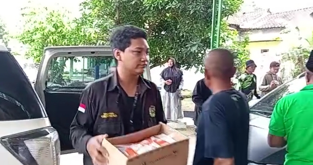 Salah satu kader PPP saat mengantar bantuan langsung ke posko pengungsian di Masjid Jami' Al-Iman