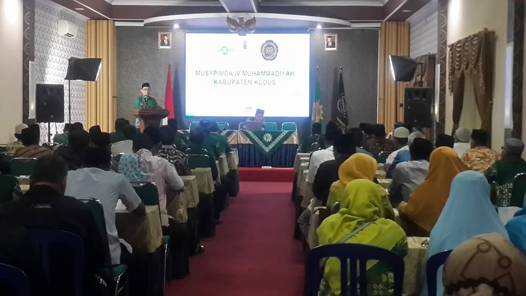 Foto: para anggota menggunakan E-voting dalam pemilihan pimpinan daerah Muhammadiyah Kudus