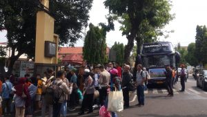 Foto: Kapolres Kudus saat sedang melakukan pemegangan bendera yang menandai pemberangkatan para pemudik