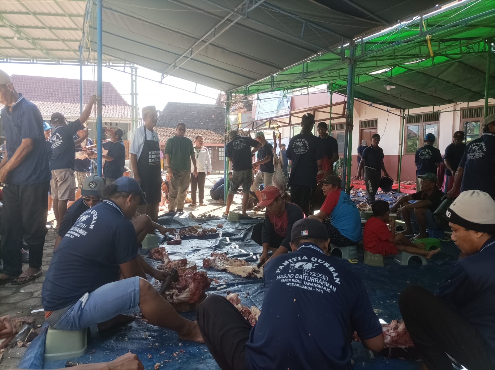 Suasana penyembelihan kambing kurban di Masjid Baiturrahman Tapen, Wedarijaksa, Kamis (29/6/2023)