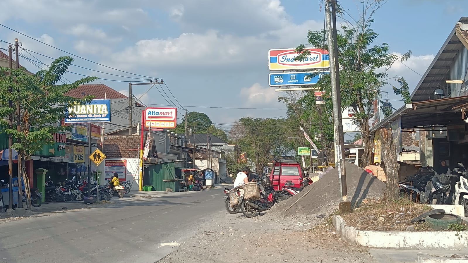 Penampakan toserba yang ada di dekat pasar di Kuwu Kradenan