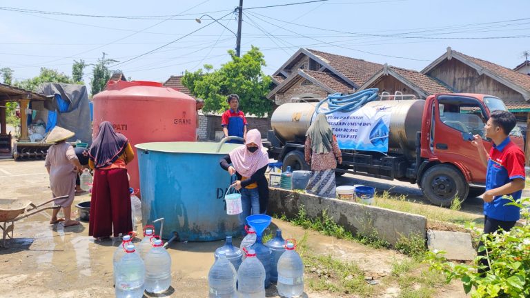 Peduli Kekeringan, DPUTR Salurkan 32 Tangki Air Bersih