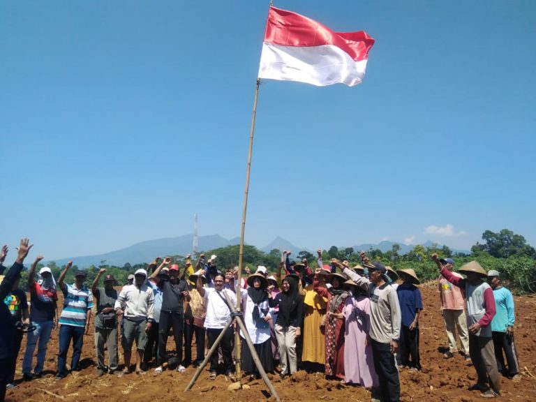 Perjuangkan Tanah Leluhur, Masyarakat Desa Karangsari Upacara HUT Kemerdekaan di Tengah Lahan