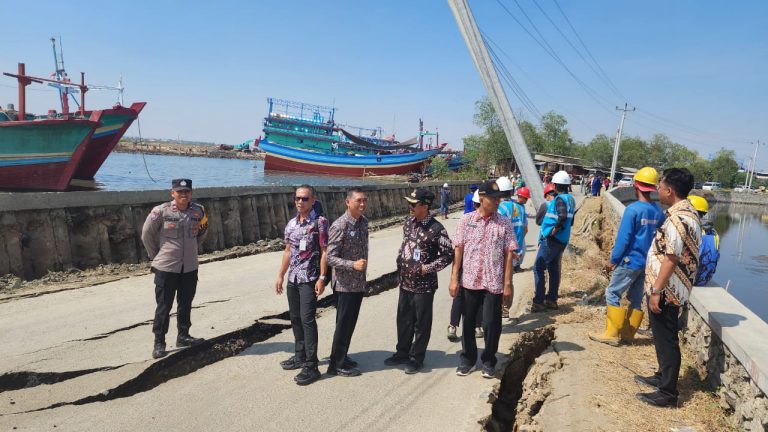 Jalan ke Pulau Seprapat Ambles Sepanjang 65 Meter