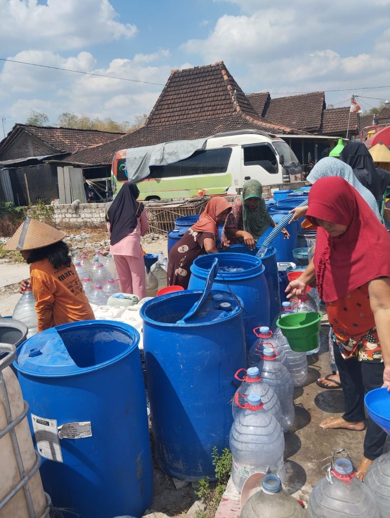 IPARI Pati Salurkan 15.000 Liter Air Bersih ke Warga Mojoluhur