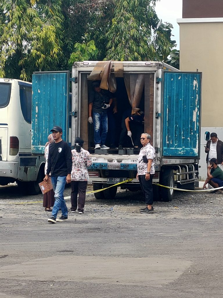 Warga Temukan Jenazah Pria di Dalam Truk Box SPBU Wedarijaksa