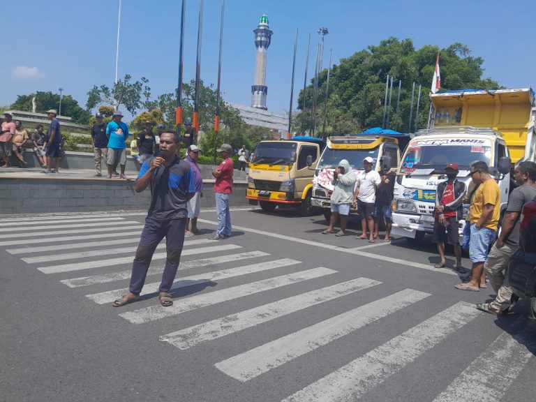  4 Armada Ditahan, Sopir Dam Truk di Pati Gelar Aksi