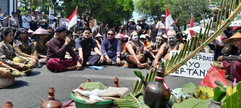 Ratusan Petani Gelar Brokohan di Depan DPRD Pati