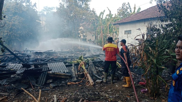 Warga Dengar Suara Ledakan Sebelum Api Hanguskan Rumah di Wedarijaksa 