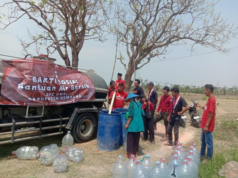 Alami Kekeringan, GMNI Rembang Salurkan Air Bersih 250 ribu liter di 46 Titik Terdampak