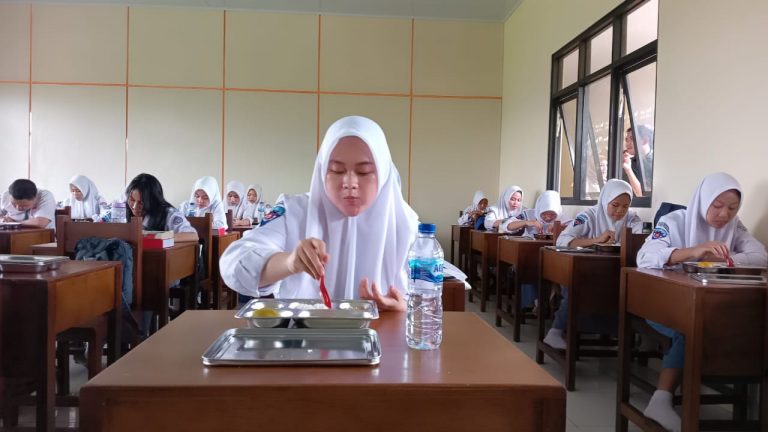 Hari Pertama Makan Bergizi Gratis di Pati, Libatkan Seribu Siswa