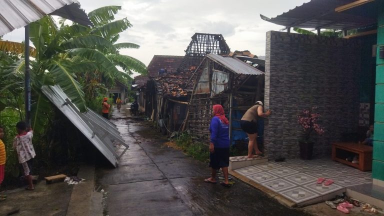 Angin Puting Beliung Terjang 3 Desa di Pati, Puluhan Rumah Warga Rusak 