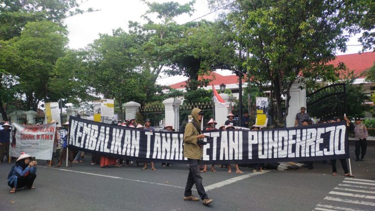 Petani Pundenrejo Demo Tuntut Penyelesaian Lahan