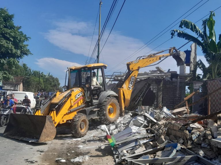 Warung Remang-remang di Jalan Tayu-Juwana Dibongkar Satpol PP